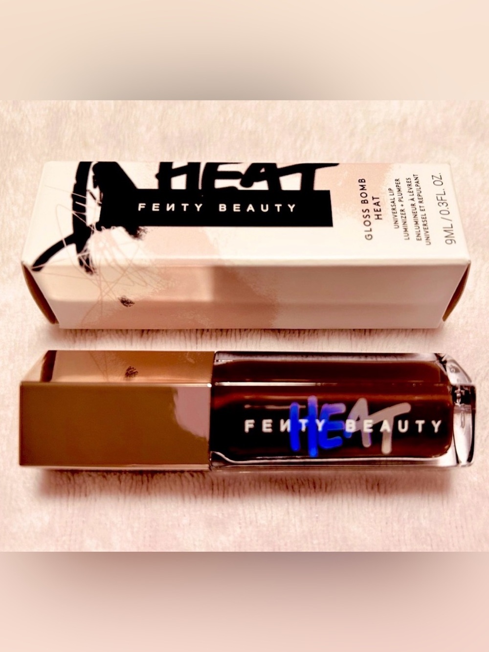 Fenty Beauty Gloss Bomb Heat
Universal Lip Luminizer +
Plumper in Hot Chocolit